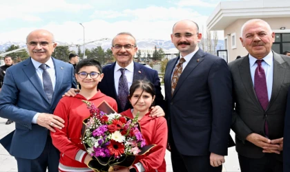 Vali Yavuz,” Depremin İzlerini Silmeye Devam Ediyoruz”