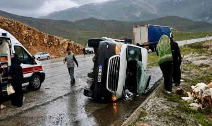Malatya’da Yolcu Minibüsü Yan Yattı: 12 Kişi Yaralandı