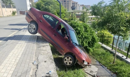Malatya’da Otomobil Dereye Düşmekten Son Anda Kurtuldu