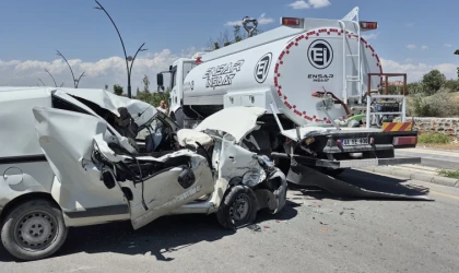 Su Tankerine Çarpan Araçta Can Pazarı!
