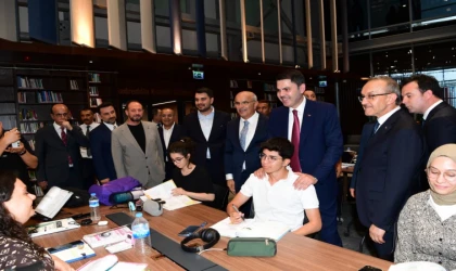 Bakan Kurum Şehir Kütüphanesi’nde Gençlerle Buluştu