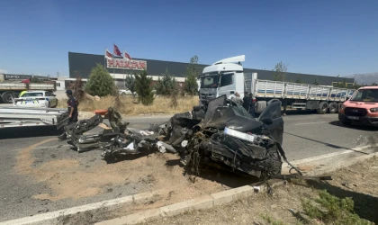 Tıra Arkadan Çarpan Otomobil Hurdaya Döndü