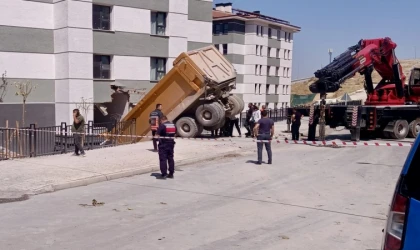 Malatya’da Hafriyat Kamyonu TOKİ Konutlarına Çarptı