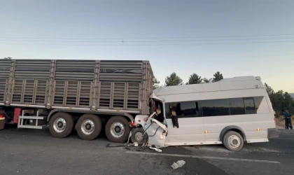 Malatya’da Minibüs Tırın Altına Girdi: 18 Yaralı