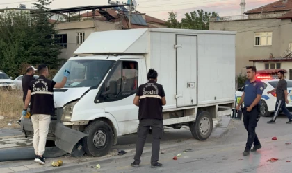 Kamyonet Yayaya Çarptı 1 Yaralı
