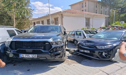 Kontrolden Çıkan Araç Park Halindeki 4 Araca Çarptı!