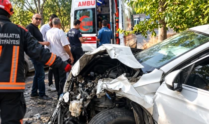 Malatya’da 2 Araç Birbirine Girdi: 2 Yaralı