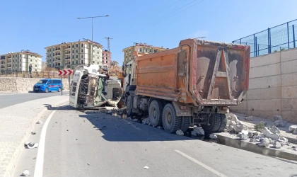 Malatya’da İki Hafriyat Kamyonu Çarpıştı: 1 Yaralı