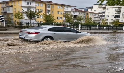 Malatya’da Sokaklar Göle Döndü, İşyerlerini Su Bastı