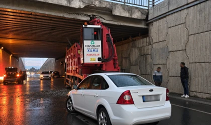 Malatya’da Vinç Köprüye Çarptı, 2 Yaralı