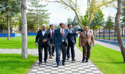 Yeşilyurt’ta Park Yenilme Çalışmaları Devam Ediyor